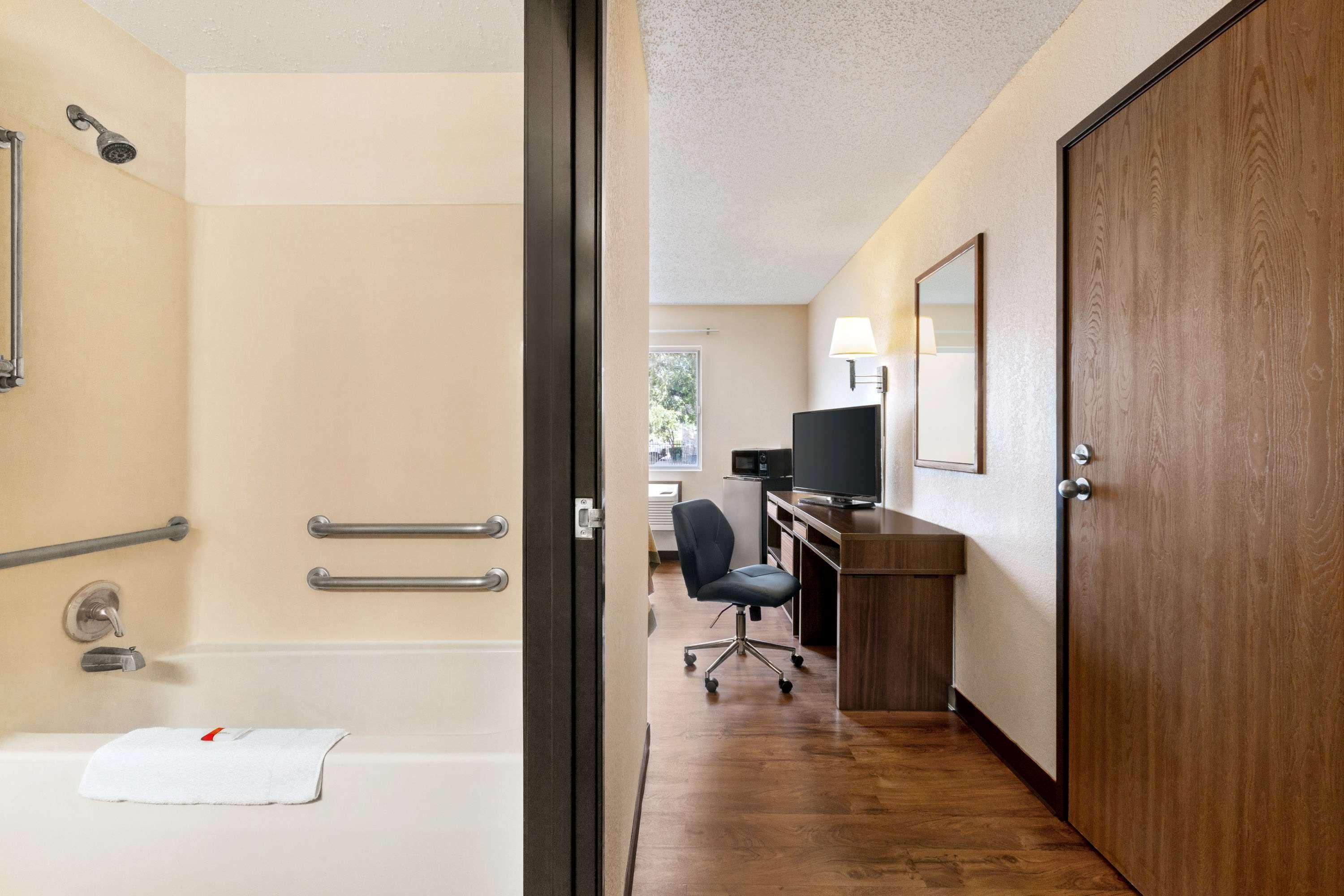 Super 8 By Wyndham Waco University Area מראה חיצוני תמונה